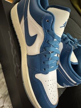 Air Jordan 1 Low SE . Nike White & University Blue Low-Top Sneakers
